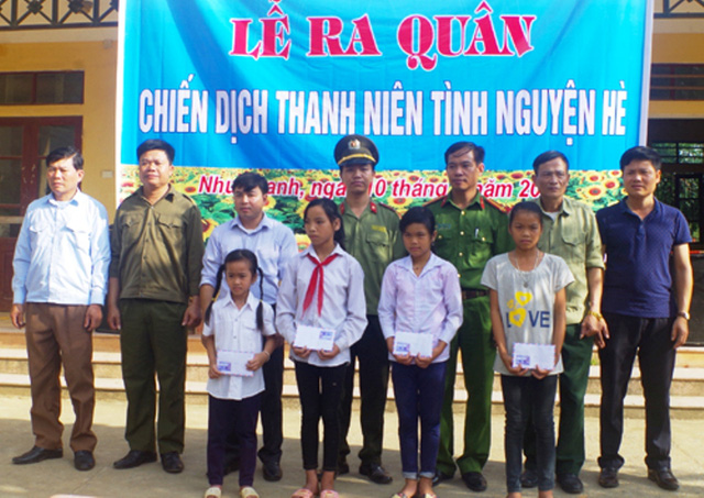 Thanh[-]Hóa:[-]Công[-]an[-]làm[-]đường[-]giúp[-]dân,[-]tặng[-]quà[-]cho[-]học[-]sinh[-]nghèo